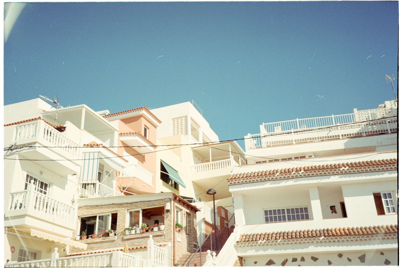 Hotels card hover background